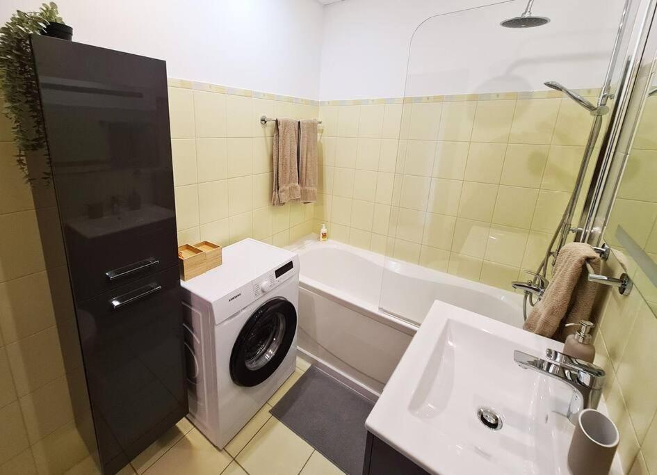 Stylish Apartment With Parking & Spacious Balcony Riga Exterior photo